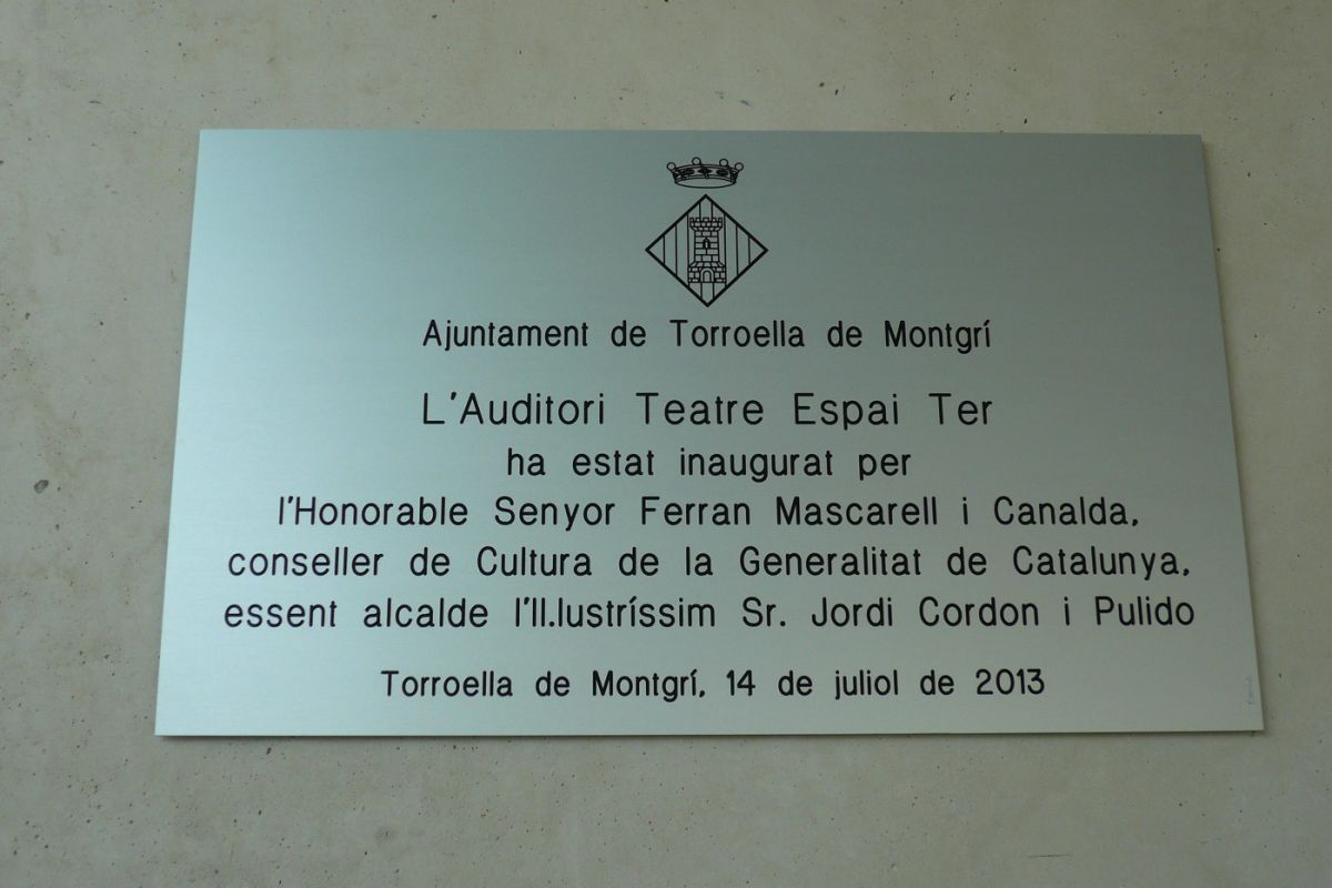 Placa descoberta aquest 14 de juliol per conmemorar l'inauguració de l'Auditori Espai Ter.